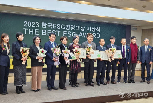 서재익 한국ESG위원회장(오른쪽에서 세 번째)이 18일 프레스센터에서 열린 2023 한국 ESG 경영대상 ‘THE BEST ESG’ 시상식에서 우수상 수상자들과 기념촬영을 하고 있다. 김수정 기자