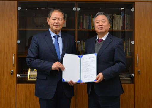 정규성 경기일보 서울본사 사장 겸 한양경제 대표이사(오른쪽)가 18일 한국프레스센터 경기일보 서울 본사 사무실에서 이근용 대구사이버대 총장과 상호 협력 강화를 위한 MOU를 체결하고 기념촬영을 하고 있다.