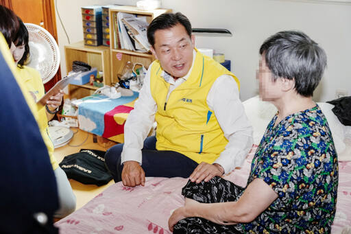 돌봄서비스 사각지대를 해소하기 위한 ‘수원특례시 새빛돌봄 서비스’ 시행 이후 이재준 수원특례시장이 한 신청자의 가정을 방문해 이야기를 나누고 있다. 수원특례시 제공