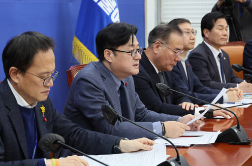 더불어민주당 홍익표 원내대표가 19일 국회에서 열린 원내대책회의에서 발언하고 있다. 연합뉴스