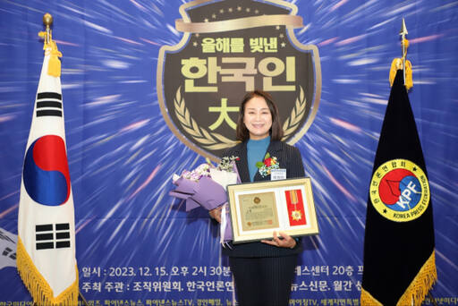허정미 인천 부평구의원(더불어민주당·바선거구)이이 최근 ‘2023 올해를 빛낸 한국인대상 시상직 조직위원회’로부터 행정복지정책 부문 대상을 받은 뒤, 기념촬영을 하고 있다. 허 의원 제공