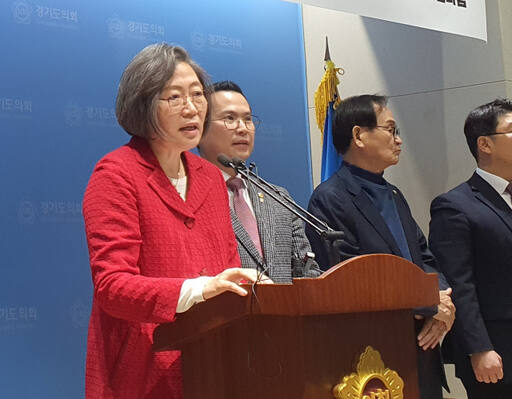 이수정 경기대 범죄심리학과 교수가 19일 경기도의회 브리핑룸에서 출마 공식 기자회견을 진행하고 있다. 이정민기자