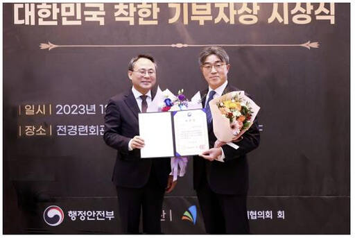 서희종(오른쪽) 대우건설 홍보실장이 고기동 행정안전부 고기동 차관과 기념촬영을 하고 있다. 대우건설