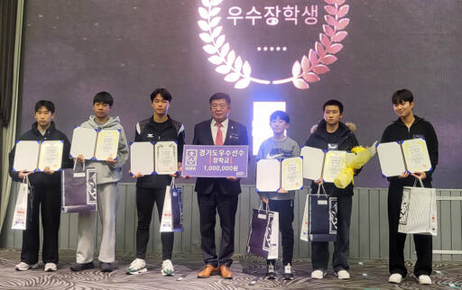 ‘2023 경기도 축구인 시상식’에서 우수 장학생에 뽑힌 선수들이 이석재 회장과 기념 촬영을 하고 있다.임창만 기자