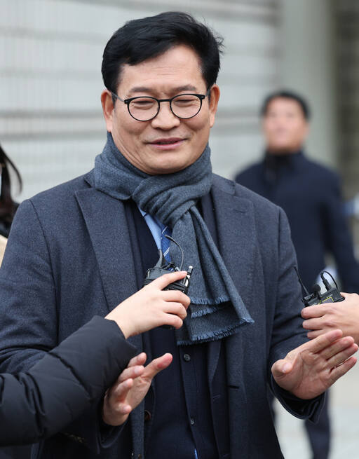 송영길 전 민주당 대표가 지난 18일 서울 서초구 서울중앙지방법원에서 열린 구속 전 피의자심문(영장실질심사)을 마치고 법원을 나서며 취재진 질문에 답하고 있다. 경기일보 DB