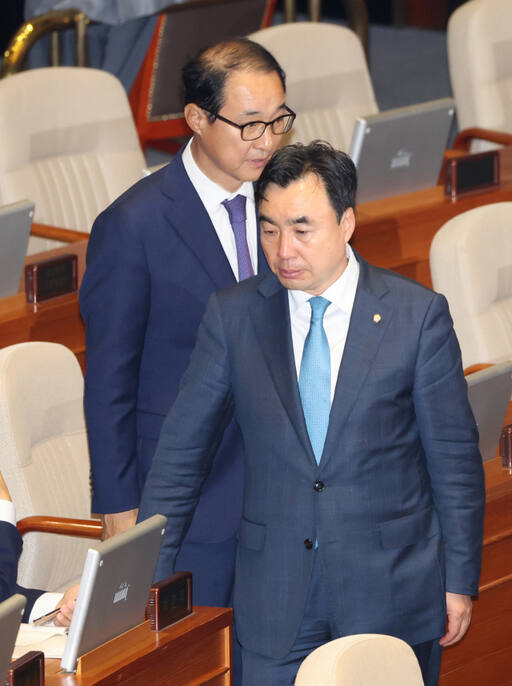 국회 본회의에서 윤관석, 이성만 의원이 체포동의안 표결을 기다리고 있다. 경기일보 DB