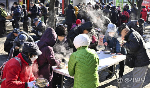 한파가 계속된 19일 오전 화성시 병점역에서 열린 '화성사랑 무료급식'에서 화성시 자원봉사센터, 청소년육성회, 세우는교회 관계자들이 노인과 취약계층에 점심식사를 대접하고 있다. 성탄절과 연말연시를 앞두고 모두가 들뜨는 기분에 빠지기 보다는 온정의 손길을 필요로 하는 이웃을 한번 돌아보자. 홍기웅기자