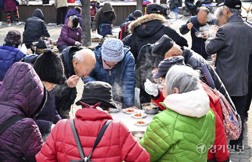 한파가 계속된 19일 오전 화성시 병점역에서 열린 '화성사랑 무료급식'에서 화성시 자원봉사센터, 청소년육성회, 세우는교회 관계자들이 노인과 취약계층에 점심식사를 대접하고 있다. 성탄절과 연말연시를 앞두고 모두가 들뜨는 기분에 빠지기 보다는 온정의 손길을 필요로 하는 이웃을 한번 돌아보자. 홍기웅기자
