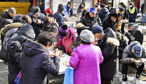 한파가 계속된 19일 오전 화성시 병점역에서 열린 '화성사랑 무료급식'에서 화성시 자원봉사센터, 청소년육성회, 세우는교회 관계자들이 노인과 취약계층에 점심식사를 대접하고 있다. 성탄절과 연말연시를 앞두고 모두가 들뜨는 기분에 빠지기 보다는 온정의 손길을 필요로 하는 이웃을 한번 돌아보자. 홍기웅기자