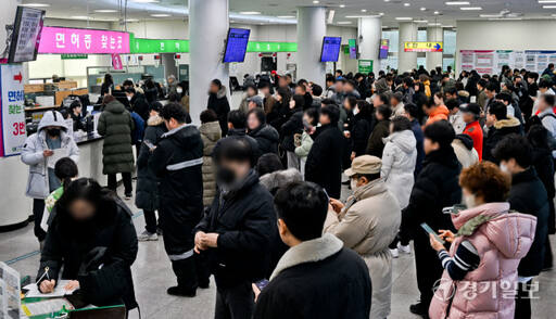 19일 오전 용인특례시 기흥구 용인운전면허시험장 민원실이 신규 면허취득에 나선 학생과 연말 적성검사 등을 위해 몰린 민원인들로 붐비고 있다. 윤원규기자