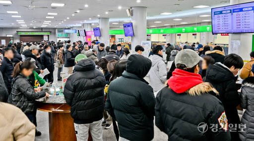 19일 오전 용인특례시 기흥구 용인운전면허시험장 민원실이 신규 면허취득에 나선 학생과 연말 적성검사 등을 위해 몰린 민원인들로 붐비고 있다. 윤원규기자