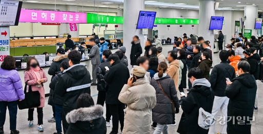 19일 오전 용인특례시 기흥구 용인운전면허시험장 민원실이 신규 면허취득에 나선 학생과 연말 적성검사 등을 위해 몰린 민원인들로 붐비고 있다. 윤원규기자