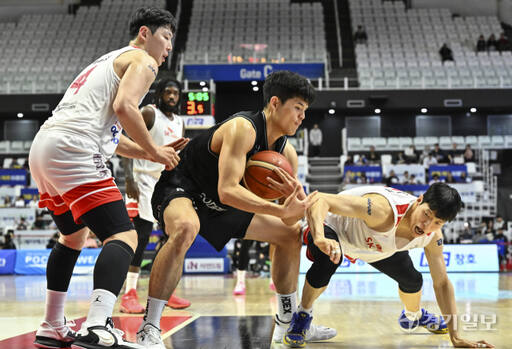 수원 KT, 서울 SK에 85-71로 패배 [포토뉴스]
