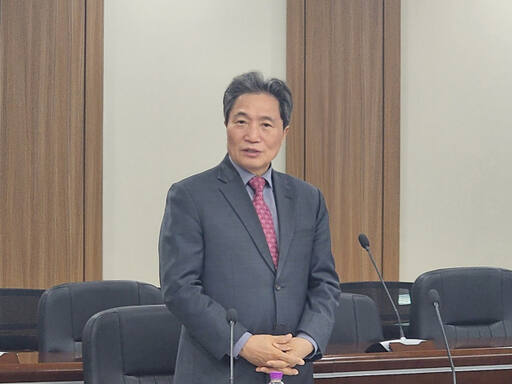 이학재 공항공사 사장이 20일 공사 회의실에서 열린 기자간담회에서 2024년을 ‘인천공항 디지털 대전환의 해’로 만들겠다고 설명하고 있다. 이병기기자