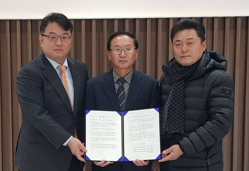 하남시 서울편입 촉구 성명서를 발표한 김기윤 위원장(좌), 김택규 위원장(중), 구교영 감일대표(우)
