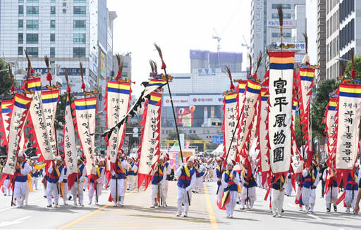 지난 9월23일 인천 부평구에서 열린 부평풍물대축제 첫날 동 풍물단원들이 부평대로를 행진하고 있다. 부평구 제공