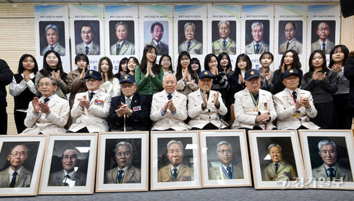 20일 오후 수원특례시 장안구 경기남부보훈지청(지청장 한국성)에서 열린 제복의 영웅들 'MY HEROES' 초상화 증정식에서 6.25 참전 유공자들과 초상화를 그린 성신여대 미술대학 서양화과 학생들이 기념촬영을 하고 있다. 김시범기자