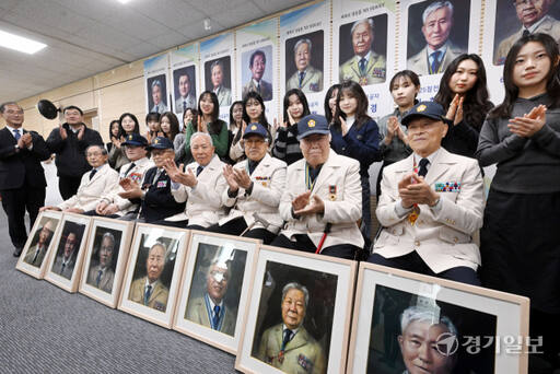 20일 오후 수원특례시 장안구 경기남부보훈지청(지청장 한국성)에서 열린 제복의 영웅들 'MY HEROES' 초상화 증정식에서 6.25 참전 유공자들과 초상화를 그린 성신여대 미술대학 서양화과 학생들이 기념촬영을 하고 있다. 김시범기자