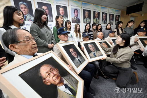 20일 오후 수원특례시 장안구 경기남부보훈지청(지청장 한국성)에서 열린 제복의 영웅들 'MY HEROES' 초상화 증정식에서 6.25 참전 유공자들이 성신여대 미술대학 서양화과 학생들로부터 완성된 초상화를 전달받고 있다. 김시범기자