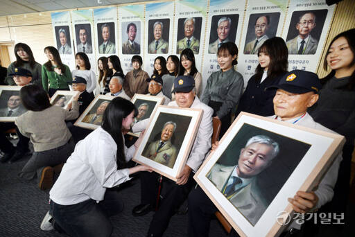 20일 오후 수원특례시 장안구 경기남부보훈지청(지청장 한국성)에서 열린 제복의 영웅들 'MY HEROES' 초상화 증정식에서 6.25 참전 유공자들이 성신여대 미술대학 서양화과 학생들로부터 완성된 초상화를 전달받고 있다. 김시범기자