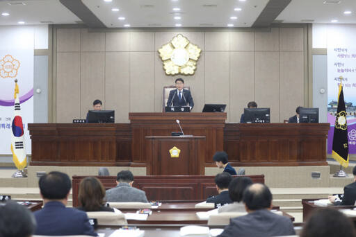 수원특례시의회가 20일 ‘제379회 정례회 제2차 본회의’를 열고, 31일간의 일정을 마무리했다. 사진은 김기정 수원특례시의회 의장이 발언하고 있는 모습. 수원특례시의회 제공