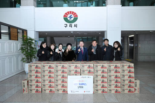 구리시 청백회는 최근 시청 1층 소회의실에서 취약계층의 따뜻한 연말을 보내기 위한 후원품(라면 100박스)를 전달한 후 백경현(가운데)시장과 관계자들이 기념 사진을찍고 있다.구리시청