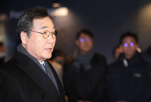 이낙연 더불어민주당 전 대표가 지난 18일 서울 용산 CGV에서 열린 ‘길위에 김대중’ 시사회에 참석해 취재진의 질문을 받고 있다. 연합뉴스