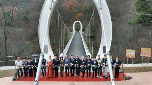 서태원 가평군수가 명지산 군립공원 입구에서 열린 ‘하늘다리 개통식’에서 참석자들과 테이프 커팅을 하고 있다, 가평군 제공