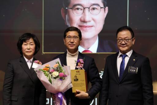 국민의 힘 김학용 국회의원(안성)이 소상공인연합회가 선정하는 2023 초정대상을 수상한 후 관계자들과 기념사진을 촬영하고 있다. 김학용 의원실 제공