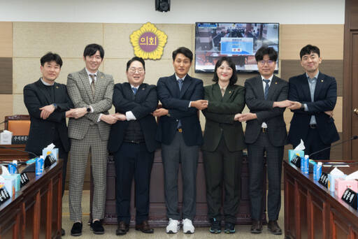 최근 인천시의회 청년특별위원회 위원들이 특위 구성을 마치고 기념 촬영 하고 있다. 시의회 제공