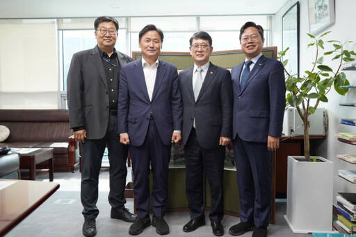더불어민주당 김영진(수원병, 왼쪽에서 두번째)과 김승원 의원(수원갑, 오른쪽 끝)은 지난 4월 최응천 문화재청장(왼쪽 세번째)을 면담하고 수원 화성 역사문화환경보존지역 내 허용기준 조정 등을 협의했다. 김승원 의원실 제공.