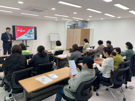 인천시와 인천인자위가 최근 진행한 항공·물류 분야 취업컨설팅에서 참석자들이 교육을 듣고 있다. 인천인자위 제공