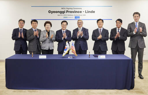 김동연 경기도지사가지난 지난 4월 세계 최대 산업용 가스 생산기업은 미국 린데 본사를 방문해 투자 협약을 체결하고 기념촬영을 하고 있다. 경기도 제공