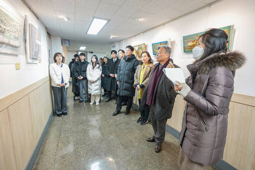 이윤규 경기대학교 총장이 21일 서울캠퍼스 본관로비 등에서 열린 '흰구름과의 동행전'을 감상하고 있다. 경기대 제공.