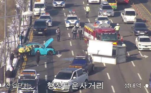 21일 수원특례시 권선구 탑동 행정타운사거리 인근 추돌사고 모습. 경기도소방재난본부 제공