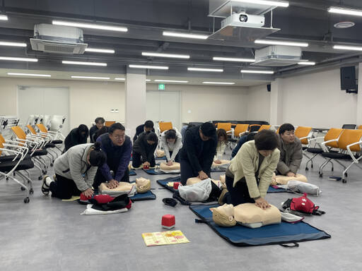 경기도사회서비스원 임직원들이 21일 교육장에서 심폐소생술 실습을 진행하고 있다. 경기도사회서비스원 제공