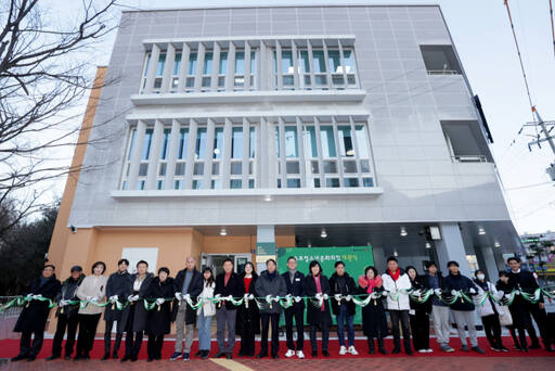 이동환 고양특례시장이 고양특례시 일산서구 대화1로에서 열린 ‘송포청소년문화의 집 개관식'에서 김영식 시의회 의장 등을 비롯한 참석자들과 테이프 커팅을 하고 있다. 고양특례시 제공