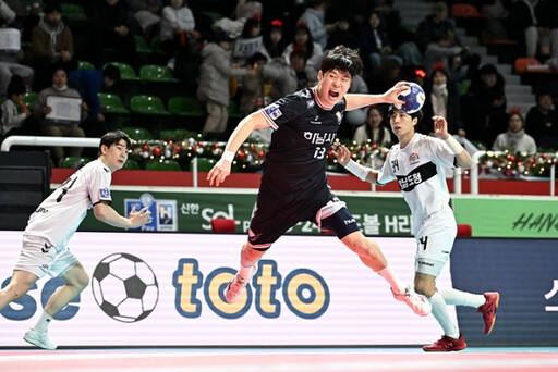 23일 청주 SK 호크스아레나에서 열린 2023-2024 핸드볼 H리그 남자부 하남시청-충남도청 경기에서 하남시청의 신재섭이 슛을 날리고 있다.한국핸드볼연맹 제공