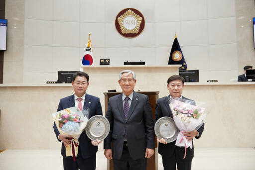 왼쪽부터 이진규 의원, 김장호 용인특례시의정회 회장, 황재욱 의원
