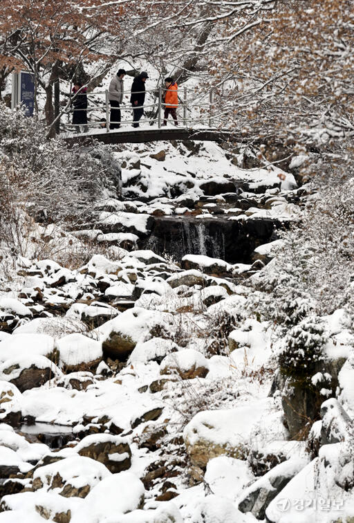 수도권에 많은 눈이 내린 25일 오전 수원특례시 광교산에서 시민들이 멋진 설경을 감상하며 산행을 하고 있다.