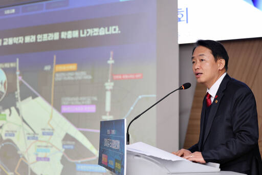 김찬진 인천 동구청장이 최근 비전 선포식에서 ‘2040 동구 도시종합발전계획’을 발표하고 있다. 동구 제공