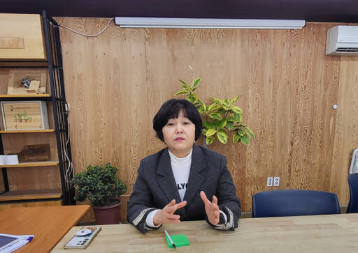 전난순 하남크린 이사장이 경기일보와의 인터뷰에서 저장강박 의심가구 지원사업에 대해 설명하고 있다. 황호영기자