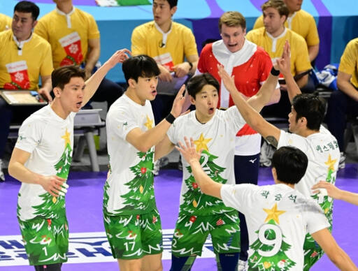 25일 인천계양체육관에서 열린 2023-2024 V리그 안산 OK금융그룹전서 3-0으로 완승을 거둔 인천 대한항공 선수들이 환호하고 있다.KOVO 제공