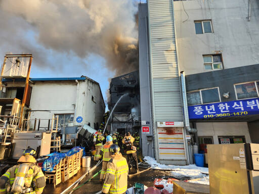 25일 오후 4시께 인천 부평구 십정동의 도금업체에서 불이 나 소방당국이 진화하고 있다. 인천소방본부 제공