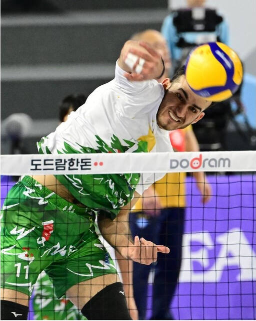 인천 대한항공의 대체 외국인선수 무라드 칸이 25일 안산 OK금융그룹전서 V리그 데뷔전을 치르고 있다.KOVO 제공