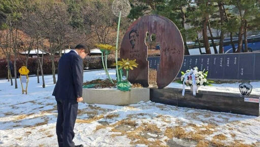 염태영 전 경기도 경제부지사가 26일 수원시 연화장 노무현 추모비에 참배하고 있다. 염태영 SNS 캡처