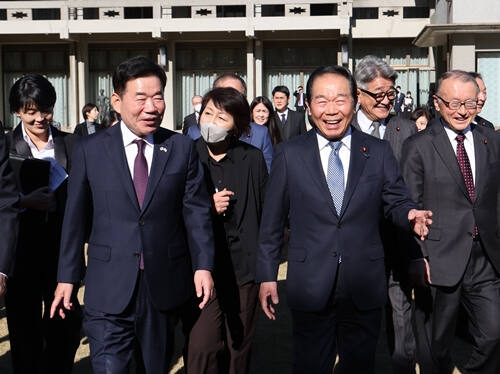 26일 일본을 방문중인 김진표 국회의장(앞줄 왼쪽)이 누카가 일본 중의원 의장(앞줄 오른쪽)과 대화하며 걸어가고 있다. 국회의장 공보수석실 제공.