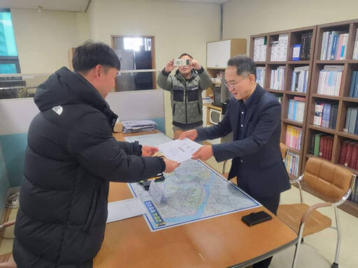 국민의힘 이상동 전 고양특례시장 비서실장이 26일 고양정 예비후보 등록을 하고 있다. 이상동 예비후보 페이스북