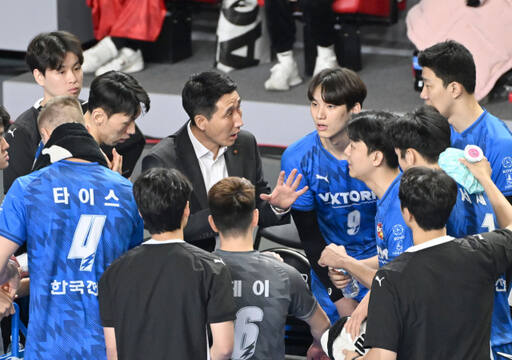 수원 한국전력이 28일 오후 7시 천안 유관순체육관서 천안 현대캐피탈과 4라운드 첫 경기를 벌인다. 사진은 지난 24일 현대캐피탈전서 권영민 한국전력 감독이 작전지시를 하고 있다.KOVO 제공