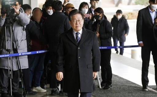 이재명 더불어민주당 대표가 지난 2월 10일 서울중앙지방검찰청에 도착해 대장동 개발사업 의혹과 관련해 검찰 소환 조사를 받으러 들어가며 취재진들의 질문을 받고 있다. 홍기웅기자